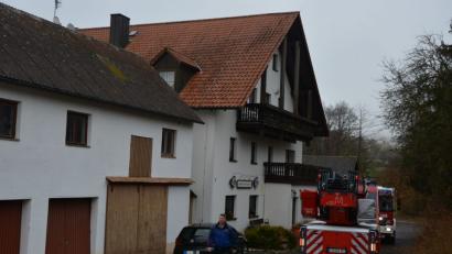 Bild: jr
Was als Zimmerbrand in einem Landgasthof gemeldet worden war, entpuppte sich als starken Rauchentwicklung, die sich aber schnell auflöste. Die alarmierten Feuerwehren konnten bald wieder abrücken.