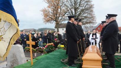 Bild: Schönberger
Pfarrer Stephan Rödl und andere Redner erinnerten am offenen Grab daran, dass Altbürgermeister Erwin Klemm in guter Erinnerung bleiben wird.