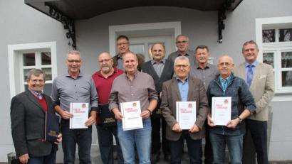 Bild: frd
Diese Mitglieder des Bundeswehrverbandes sind für 25 bis zu 60 Jahren Mitgliedschaft mit Urkunden und Treuenadeln ausgezeichnet worden.