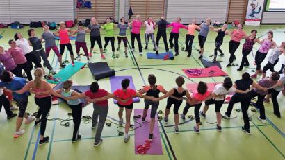 Bild: lst
Gemeinsam macht Sport Spaß: Über 100 Teilnehmer aus der ganzen Oberpfalz nützen das Fortbildungsangebot des BLSV und des BTV am Samstag in Neustadt/WN.