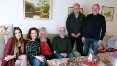 Bild: rn
Enkeltochter Viktoria, Tochter Andrea (von links), Bürgermeister Peter Lehr, Seniorenbeauftragter Udo Müller und Sohn Matthias (von rechts) gratulieren Hannelore Helzel zum 80. Geburtstag.