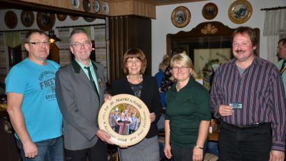 Bild: fjo
Josef Wittmann (links) auf Platz 3 und Wolfgang Hettler (rechts) auf Platz 2 verpassten den Gewinn der von Bürgermeisterin Margit Kirzinger (Mitte) gestifteten Marktscheibe, die Hildegard Werner (Zweite von rechts) an Paul Zetzlmann (Zweiter von links) übergab.