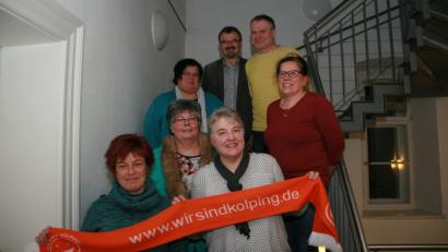 Bild: wro
Martina Mark (vorne rechts) bekleidet für eine weitere Amtsperiode das Amt der Bezirksvorsitzenden. Bezirkspräses Martin Besold (oben links) zeigte sich darüber erleichtert und gratulierte Mark, ebenso den weiteren Gewählten.