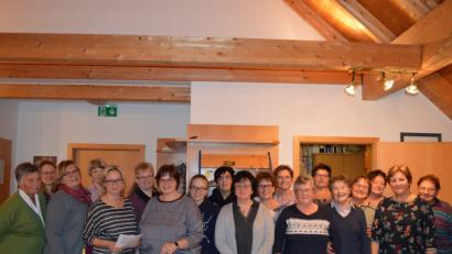 Bild: bej
Allen haben die fettarmen Gerichte gut geschmeckt, die Alexandra Lukas (Mitte) mit den Mitgliedern des Frauenbundes zubereitet hat.