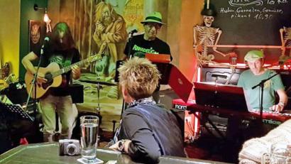 Bild: lst
„Burst” legte am Samstag im „349er“ in Luhe zum Auftakt des Herbst-/Winterprogramms einen feurigen und leidenschaftlichen Gig hin.