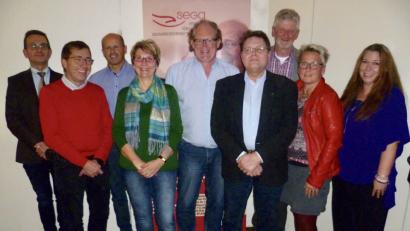 Bild: usc
Die Führungsriege von Sega, Verein zur Förderung der seelischen Gesundheit im Alter (von links): Der neue Justiziar Adam Mainka, 1. Vorsitzender Dr. Klaus Gebel, Beirat Martin Reinhardt, 3. Vorsitzende Heidi Himmelhuber, 2. Dr. Vorsitzender Armin Rüger, Schriftführer Günther Frieser, Georg Pilhofer von der Gerontopsychiatrischen Koordinierungsstelle für die Oberpfalz, sowie Katja Nübler und Sonja Oleson von der SEGA-Geschäftsstelle.