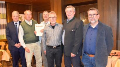 Bild: wku
Bei der Jubiläumsfeier (von links): Landrat Richard Reisinger, Bezirksvorsitzender Richard Scheckelmann, Vorsitzender Günter Haller, Stellvertretender Vorsitzender Rolf Brödner Bürgermeister Hans Koch und Festredner Karsten Burghardt.