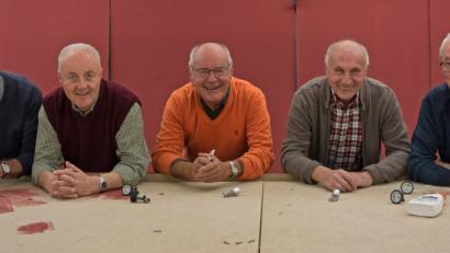 Bild: tr
Hans Lindner (Mitte) lenkt als Vorsitzender die Geschicke der Tirschenreuther Krippenfreunde. Franz Krapf, Günter Stammwitz (von links) sowie Günter Kopf und Horst Haidl (von rechts) sind vier von etwa 10 Helfern, die den ganzen Tag mit dem Aufbau beschäftigt sind.