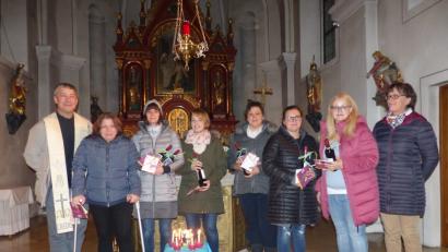 Bild: sl
Pfarrer Adam Nieciecki (von links) bedankt sich beim scheidenden Elternbeirat Karin Preßl, Caro Lindner, Caroline Bodensteiner, Petra Frischholz, Alexandra Beierl und Tanja Ram mit Kindergartenleiterin Veronika Rupprecht. (sl)