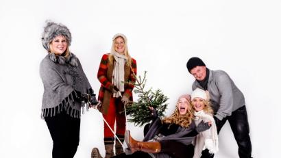 Bild: privat
Die Sängerinnen der Gruppe "Montana" und ihr Pianist werden beim Adventskonzert in Moosbach am 2. Dezember um 17 Uhr in der Pfarrkirche Moosbach alle Register ziehen und begeisterten. Die Akteure von links: Corinna Niedermeier (Alt), Silvia Biener (Sopran), Engelbert Eckert (Piano), Nathalie Margraf (Mezzosopran) und Carmen Dirscherl (Mezzosopran).