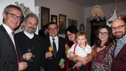 Bild: stg
Mit „Altstadtladl“-Chefin Sybille Heindl (Vierte von links) freut sich nicht nur die Familie, sondern auch (von links) Bürgermeister Werner Nickl sowie die Pfarrer Dirk Grafe und Konrad Amschl.