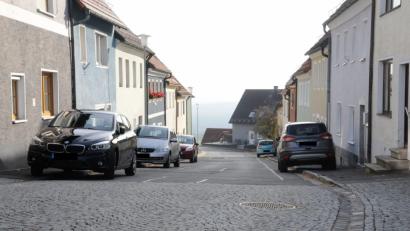 Bild: bey
Nur selten sind in der Lichtensternstraße so viele Parkplätze frei. Die Anwohner lehnen eine Parkregelung ab, weil sie befürchten, dass dann die Autofahrer verstärkt aufs Gaspedal drücken.