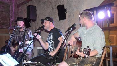 Bild: bö
Das Gästebuch im Schlossstadl ist noch ganz frisch. Die Gruppe "I, du & ander" haben sich schon nachhaltig mit ihrem Konzert darin verewigt. Es war ein toller Abend sehr nach dem Geschmack des Publikums.