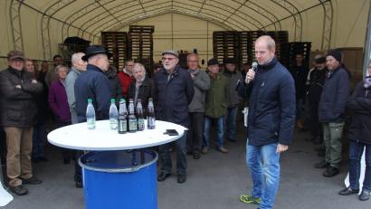 Bild: ral
Bürgermeister Konrad Kiener informiert die Besucher.