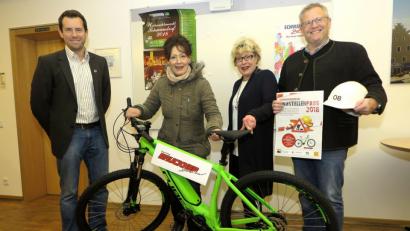Bild: Hirsch
Carola Lotter (Zweite von links) gewann den Preis des Gewinnspiels "Baustellenpass". Roland Kittel, Christiana Roidl-Burggraf und OB Andreas Feller (von links) überreichten ihr das sportliche E-Mountainbike.