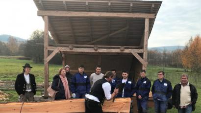 Bild: Handwerkskammer
Im Geschichtspark Bärnau-Tachov erfuhren die Besucher aus Pilsen, wie Zimmerer im Mittelalter gearbeitet haben.