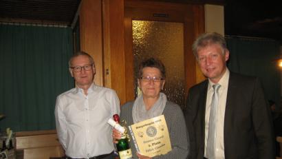 Bild: exb
Die Bilder zeigen Don-Promillo-Club-Präsident Hans Rath (links) und Bürgermeister Lothar Müller (rechts), mit Damen-Einzelsiegerin Claudia Zölch.