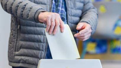 Bild: Uwe Anspach/dpa
Mit neun Monaten Verspätung dürfen an diesem Wochenende auch Vilsecker, Schlichter und Sorghofer in Sachen Pfarrgemeinderat an die Wahlurne.