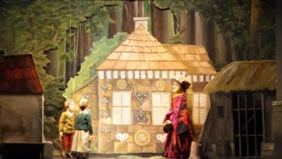 Bild: wsu
Ein Klassiker wird im Schwandorfer Marionettentheater kindgerecht präsentiert: Hänsel und Gretel geraten mal wieder in die Fänge der Hexe.
