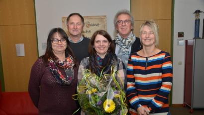 Bild: dob
Carmen Zilbauer aus Vohenstrauß (Mitte) erhielt zum Abschied aus dem Elternbeirat der Pfalzgraf-Friedrich-Mittelschule Blumen. Sie war fünf Jahre eifrige Mitstreiterin und wurde fast zur Institution an der Bildungseinrichtung.