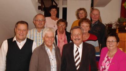 Bild: u
Einstimmigkeit herrscht bei den Vorstandswahlen des Förderkreises Altenhilfe (vordere Reihe, von links): Dritter Bürgermeister Peter Leitsoni, stellvertretende Vorsitzende Hildegard Kohl, Vorsitzender Werner Schulz und Bärbel Birner; zweite Reihe (von links): Schatzmeister Reinhold Birner, Lina Ries,und Heidi Flierl; hintere Reihe (von links): Heimleiterin Astrid Geitner, Tagespflegeleiterin Birgit Seidl und Altbürgermeister Helmut Rösch.