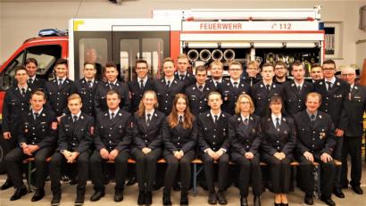Bild: arw
Kreisbrandmeister Alfons Huber (rechts), Michael Schiller und Kreisbrandmeister Thomas Weidner (stehend, von links) gratulieren den Teilnehmern.