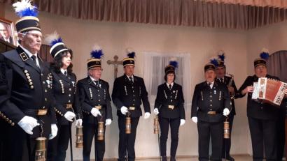 Bild: sja
Die Knappentanzgruppe sang nach der Aufführung noch das Lied „Woran erkennt man einen Bergmann? An seinem Gruß Glückauf“
