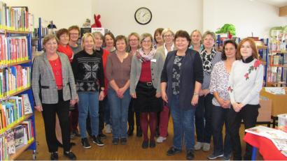 Bild: sei
Ingrid Schneider (Achte von rechts) leitete das Treffen der Bibliotheksmitarbeiterinnen. Zweite Bürgermeisterin Rita Steiner (links) begrüßte die Damen zum Erfahrungsaustausch. Gastgeberin war Elisabeth Graßler (Fünfte von rechts) mit ihrem Team in der Marktbibliothek Mantel.