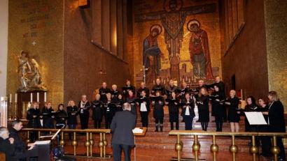 Bild: exb
Der starke Vortrag des Kirchenchors Herz Jesu um Dirigent Peter Kosmus begeistert das etwas verfrorene Publikum in der eiskalten Kirche.