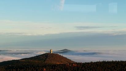 Bild: Ernst Meindl
Ein eindrucksvolles Nebelbild ist Wanderführer Ernst Meindl am Montag vom Böhmerwaldaussichtsturm gelungen.