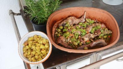 Bild: Gabi Schönberger
Fleisch und Kartoffeln werden im Backofen zubereitet. Rund eine Stunde schmort das Kaninchen in Rotwein und Gemüsen.