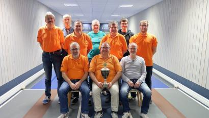 Bild: bsc
Den Sieg beim 28. Wettbewerb um den Klaus-Leibold-Gedächtnispokal sichert sich Alexander Sperber (vorne, Mitte), vor Wolfgang Härtl (vorne, links) und Stefan Fischer (vorne, rechts). Im Bild die zehn Erstplatzierten des Gedächtnisturniers 2018.