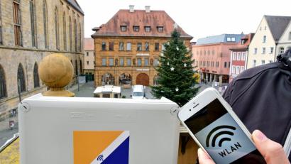Bild: Petra Hartl
Das Gerät zur Frequenzmessung am Marktplatz (links) ist wieder abgebaut.