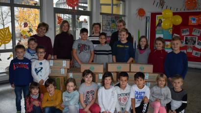 Bild: adj
Stolz präsentieren die Vertreter der Kinder der acht Klassen der Grundschule die gepackten Pakete.