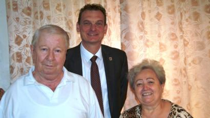 Bild: sm
Bürgermeister Ernst Schicketanz (hinten) gratuliert Stanislav Vajdič (links) zum 75. Geburtstag.