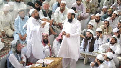Bild: Kinderhilfe Afghanistan
Der Gründer der "Kinderhilfe Afghanistan", Reinhard Erös, an der "Universität des Dschihad", wie die konservative islamische Hochschule in Pakistan, bezeichnet wird..