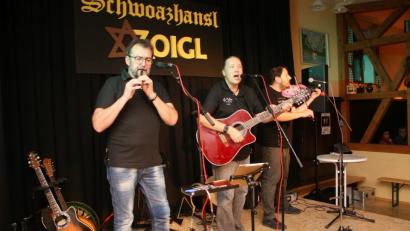 Bild: wro
Bereits seit 1984 spielt und singt sich "O'Malley" kreuz und quer durch Deutschland. Nicht zum ersten Mal gastierte das Trio aus dem Frankenland beim Schwoazhansl in Falkenberg.