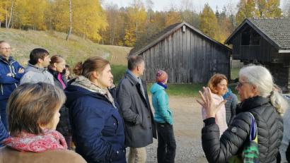 Bild: exb
Birgit Angerer (rechts), Museumsleiterin des Oberpfälzer Freilandmuseums Neusath-Perschen, nahm die Deutschlehrkräfte des Johann-Andreas-Schmeller-Gymnasiums Nabburg mit auf eine kleine Zeitreise. Hierbei zeigte sie ihren Gästen im Rahmen eines Rundgangs vielfältige Möglichkeiten der Literaturvermittlung auf.