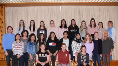 Bild: kgg
20 Schülerinnen und mit Timo Rosner (sitzend, Bildmitte) ein männlicher Teilnehmer der Waldsassener Mittelschule werden ihre Freizeit im Rahmen der „Sozial-AG“ während diese Schuljahres ihre Freizeit mit älteren Menschen des Senioren- und Pflegeheimes St. Martin verbringen. Links Heimleiter Bernhard Riedl sowie Andrea Eckstein (Dritte von links), Rektorin Claudia Strobl-Dietrich, Lehrerin Sandy Wendt (untere Reihe, von rechts) und Kathrin Dietz (obere Reihe, rechts).