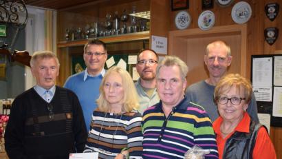 Bild: bk
Die Sieger des SPD-Preisschafkopfs freuen sich über die Gewinne.