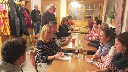 Bild: ü
Heiner Kohl (stehend, Zweiter von links) gibt Anregungen, Tipps und Erläuterungen zu Regelwerk und Spielverhalten: Beim Anfängerkurs des Vereins „Hütten Carver“ weist er überwiegend junge Frauen in das Schafkopfspiel ein. Als Assistent fungiert der Neuzirkendorfer Dorfwirt Ludwig Wagner (links), der „Krämers-Luk“.