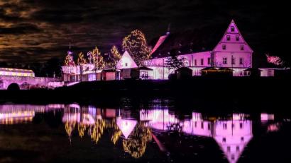 Bild: Thomas Würl
Die außergewöhnlichen Lichtspiele sind eines der Aushängeschilder des Tirschenreuther Weihnachtsmarktes.