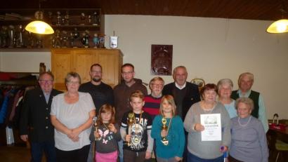 Bild: bk
Die erfolgreichsten Züchter und langjährigen Mitglieder des Vereins B796 Weiherhammer mit der 94-jährigen "Hasenmutter" Anni Siebert (vorne, rechts).