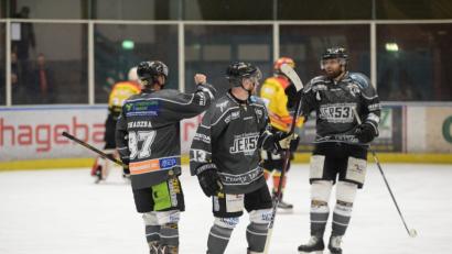 Bild: brü
Einmal Fäuste hoch, Matti Swadzba, Thomas Schreier und Sebastian Aukofer (von links) bejubeln einen Treffer des ERSC Amberg. Ihre bisherigen vier Heimspiele gewannen die Löwen in dieser Saison, am Freitag ist diese Serie in Gefahr, denn zu Gast ist Spitzenreiter ESC Haßfurt.