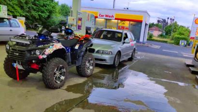Bild: exb
Nach einem misslungenen Tankversuch bildete sich am Donnerstagabend an einer Tankstelle in der Rosenbachstraße diese Diesel-Lache. Durchfahrende Autos verteilten den Kraftstoff anschließend auf dem gesamten Areal zwischen den Zapfsäulen und auf der benachbarten Straße.