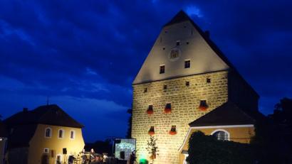 Bild: hou
Im Jahr 1119 wird das Schloss Wolfring erstmals in einem Stiftungsbrief des Klosters Michelfeld erwähnt. Seither wechselt das wuchtige Gebäude immer wieder die Besitzer. Heute gehört es dem Grafen Carl zu Eltz. Seit einer Festveranstaltung in diesem Jahr wird der sanierte Komplex festlich beleuchtet.