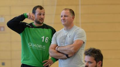 Bild: ham
Am Samstag können sie nicht fachsimpeln: HSG-Torhüter Florian Sturm (links) fällt gegen den HC Weiden aus. HSG-Trainer Christian Zachmann (Mitte) stellt den A-Jugendlichen Nico Hunzinger ins Tor.
