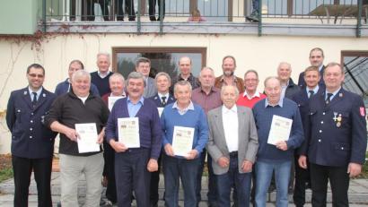 Bild: frd
Die Feierlichkeiten zum 115-jährigen Bestehen nutzte die Feuerwehr Pirkhof, um diese Mitglieder für 25, 40, 50 und 60 Jahre Zugehörigkeit zu ehren. Die Auszeichnungen überreichten Vorsitzender Josef Fuchs (rechts) und Kommandant Oswald Schaller (links).