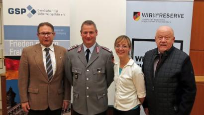 Bild: Dobmeier
Zur Multinationalisierung der Streitkräftebasis referierte Inspekteur Oberstleutnant Michael Heinrich (Zweiter von links) bei der Gesellschaft für Sicherheitspolitik. Es danken Harald Puckschamel (links), Oberstabsärztin der Reserve Manja Bönchendorf und Organisator Günter Bogner.