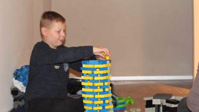 Bild: Williamson, Dagmar
Dieser junge Mann errichtete in weniger als 15 Minuten seinen farblich koordinierten Turm.